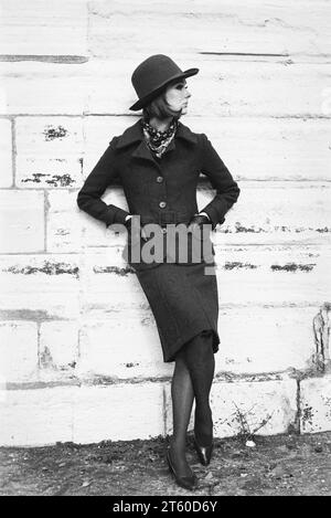 1960er Jahre, Damenmodemodell mit Hut an der Wand, Paris, Frankreich, Europa, Stockfoto