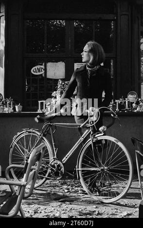 1960er Jahre, Damenmodell mit Fahrrad am Imbisskiosk, Garten Jardin des Tuileries, Paris, Frankreich, Europa, Stockfoto