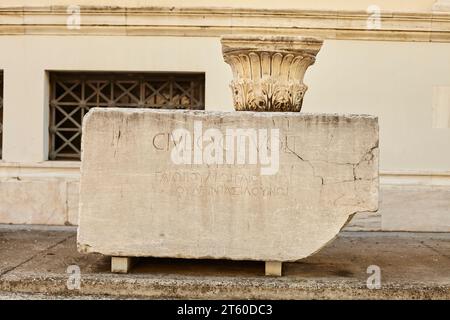 Griechische Inschrift, Briefe auf Ruinen Stockfoto