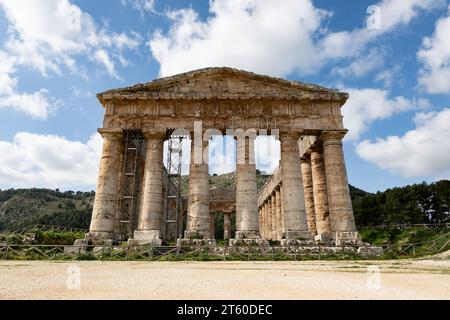 Dorischer Tempel von Segesta am sonnigen Frühlingstag mit leicht bewölktem Himmel während des Wiederaufbaus Stockfoto