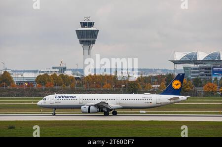 Lufthansa ein Airbus A321-231 von Lufthansa landet auf der Südbahn des Flughafens München. Immatrikulations-D-AIDT. München, Deutschland, 11.10.2022 *** Lufthansa an Airbus A321 231 von Lufthansa landet auf der Südbahn des Münchner Flughafens Registrierung D AIDT München, Deutschland, 11 10 2022 Stockfoto