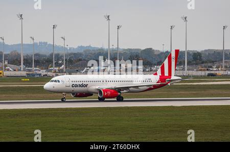 Condor ein Airbus A320-233 in der Bemalung der deutschen Fluggesellschaft Condor startete von der Südbahn des Flughafens München. Operativ wird das Flugzeug durch die osteuropäische Fluggesellschaft Heston Airlines betrieben. Immatrikulation LY-HMD. München, Deutschland, 11.10.2022 *** Condor ein Airbus A320 233 in der Lackierung der deutschen Fluggesellschaft Condor startet von der Südbahn des Münchner Flughafens das Flugzeug wird von der osteuropäischen Fluggesellschaft Heston Airlines Registration LY HMD München, 11 10 2022 Credit: Imago/Alamy Live News betrieben Stockfoto