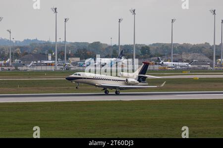 Dassault Falcon 7X ein Dassault Falcon 7X eines Private Besitzers landet auf der Südbahn des Flughafens München. Immatrikulation N8889. München, Deutschland, 11.10.2022 *** Dassault Falcon 7X Eine Dassault Falcon 7X, die einem Privateigentümer gehört, landet auf der Südbahn des Münchner Flughafens, Registrierung N8889 München, Deutschland, 11 10 2022 Credit: Imago/Alamy Live News Stockfoto