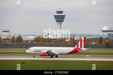 Condor ein Airbus A320-233 in der Bemalung der deutschen Fluggesellschaft Condor startete von der Südbahn des Flughafens München. Operativ wird das Flugzeug durch die osteuropäische Fluggesellschaft Heston Airlines betrieben. Immatrikulation LY-HMD. München, Deutschland, 11.10.2022 *** Condor ein Airbus A320 233 in der Lackierung der deutschen Fluggesellschaft Condor startet von der Südbahn des Münchner Flughafens das Flugzeug wird von der osteuropäischen Fluggesellschaft Heston Airlines Registration LY HMD München, 11 10 2022 betrieben Stockfoto