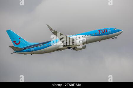 TUI Fly eine Boeing 737-86J von TUI Fly startete von der Südbahn des Flughafens München. Immatrikulation D-ABKI. München, Deutschland, 11.10.2022 *** TUI Fly Eine Boeing 737 86J von TUI Fly startet von der Südbahn des Münchner Flughafens Registrierung D ABKI München, 11 10 2022 Stockfoto