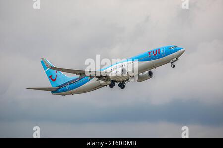 TUI Fly eine Boeing 737-86J von TUI Fly startete von der Südbahn des Flughafens München. Immatrikulation D-ABKI. München, Deutschland, 11.10.2022 *** TUI Fly Eine Boeing 737 86J von TUI Fly startet von der Südbahn des Münchner Flughafens Registrierung D ABKI München, 11 10 2022 Stockfoto