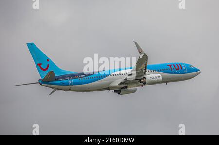 TUI Fly eine Boeing 737-86J von TUI Fly startete von der Südbahn des Flughafens München. Immatrikulation D-ABKI. München, Deutschland, 11.10.2022 *** TUI Fly Eine Boeing 737 86J von TUI Fly startet von der Südbahn des Münchner Flughafens Registrierung D ABKI München, 11 10 2022 Stockfoto