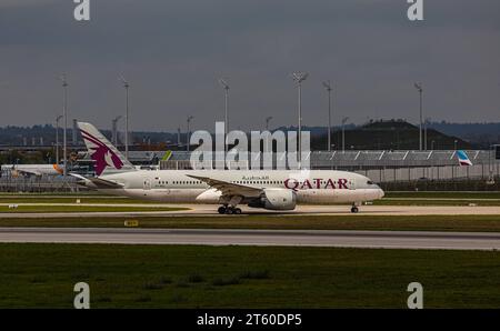 Qatar Airways eine Boeing 787-8 Dreamliner von Qatar Airways rollt nach der Landung auf der Südbahn des Flughafens München zum Terminal. Immatrikulation A7-BCL. München, Deutschland, 11.10.2022 *** Qatar Airways A Qatar Airways Boeing 787 8 Dreamliner Taxis zum Terminal nach der Landung auf der Südbahn am Flughafen München Anmeldung A7 BCL München, Deutschland, 11 10 2022 Stockfoto