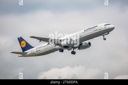 Lufthansa ein Airbus A321-231 von Lufthansa startete von der Südbahn des Flughafens München. Immatrikulation D-AIDP. München, Deutschland, 11.10.2022 *** Lufthansa ein Airbus A321 231 von Lufthansa startet von der Südbahn des Münchner Flughafens Registrierung D AIDP München, 11 10 2022 Stockfoto