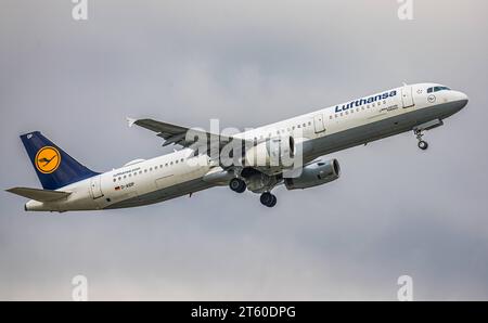 Lufthansa ein Airbus A321-231 von Lufthansa startete von der Südbahn des Flughafens München. Immatrikulation D-AIDP. München, Deutschland, 11.10.2022 *** Lufthansa ein Airbus A321 231 von Lufthansa startet von der Südbahn des Münchner Flughafens Registrierung D AIDP München, 11 10 2022 Stockfoto