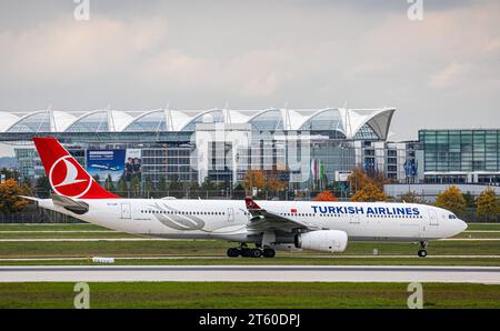 Turkish Airlines ein Airbus A330-343E von THY Turkish Airlines landet auf der Südbahn des Flughafens München. Immatrikulation TC-LOF. München, Deutschland, 11.10.2022 *** Turkish Airlines ein Airbus A330 343E IHRER Turkish Airlines landet auf der Südbahn des Münchner Flughafens Registrierung TC LOF München, Deutschland, 11 10 2022 Stockfoto