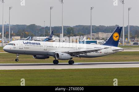 Lufthansa ein Airbus A321-231 von Lufthansa landet auf der Südbahn des Flughafens München. Immatrikulations-D-AIDT. München, Deutschland, 11.10.2022 *** Lufthansa an Airbus A321 231 von Lufthansa landet auf der Südbahn des Münchner Flughafens Registrierung D AIDT München, 11 10 2022 Credit: Imago/Alamy Live News Stockfoto