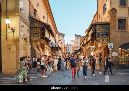 Florenz, Toskana, Italien - 16. September 2023: Ponte Vecchio in Florenz am Abend mit Menschen im Vordergrund Stockfoto