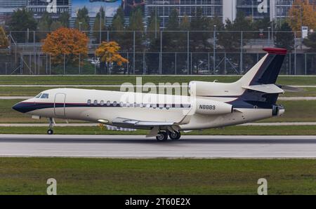 Dassault Falcon 7X ein Dassault Falcon 7X eines Private Besitzers landet auf der Südbahn des Flughafens München. Immatrikulation N8889. München, Deutschland, 11.10.2022 *** Dassault Falcon 7X Eine Dassault Falcon 7X, die einem Privateigentümer gehört, landet auf der Südbahn des Münchner Flughafens, Registrierung N8889 München, Deutschland, 11 10 2022 Credit: Imago/Alamy Live News Stockfoto