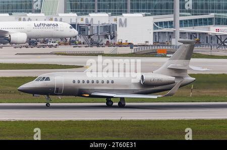 Global Jet Luxembourg ein Dassault Flacon 2000S von Global Jet Loxembourg landet auf der Südbahn des Flughafens München. Immatrikulation LX-MIC. München, Deutschland, 11.10.2022 *** Global Jet Luxembourg Ein Dassault Flacon 2000S von Global Jet Loxembourg landet auf der südlichen Landebahn des Münchner Flughafens Registration LX MIC München, Deutschland, 11 10 2022 Credit: Imago/Alamy Live News Stockfoto