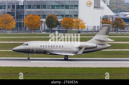 Global Jet Luxembourg ein Dassault Flacon 2000S von Global Jet Loxembourg landet auf der Südbahn des Flughafens München. Immatrikulation LX-MIC. München, Deutschland, 11.10.2022 *** Global Jet Luxembourg Ein Dassault Flacon 2000S von Global Jet Loxembourg landet auf der südlichen Landebahn des Münchner Flughafens Registration LX MIC München, Deutschland, 11 10 2022 Credit: Imago/Alamy Live News Stockfoto