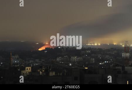 Gaza, Gaza. November 2023. Nach einem israelischen Streik am Dienstag, den 7. November 2023, steigt Rauch über den Gebäuden in Rafah im südlichen Gazastreifen auf. Rund 70 % der Bevölkerung im Gazastreifen seien seit Beginn des Krieges mit Israel vertrieben worden, sagte das palästinensische Flüchtlingshilfswerk UNRWA am Dienstag, das sich auf etwa 1,5 Millionen Menschen beläuft. Foto: Ismael Mohamad/UPI Credit: UPI/Alamy Live News Stockfoto