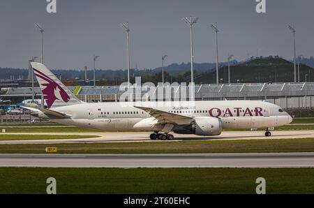 Qatar Airways eine Boeing 787-8 Dreamliner von Qatar Airways rollt nach der Landung auf der Südbahn des Flughafens München zum Terminal. Immatrikulation A7-BCL. München, Deutschland, 11.10.2022 *** Qatar Airways A Qatar Airways Boeing 787 8 Dreamliner Taxis zum Terminal nach der Landung auf der Südbahn am Flughafen München Anmeldung A7 BCL München, Deutschland, 11 10 2022 Credit: Imago/Alamy Live News Stockfoto