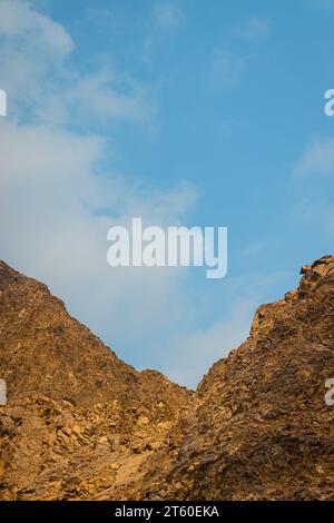 Fujairah Berge, Erweiterung des Omani Al Hajar Gebirges. Bewölkter Wintertag auf leerer Straße. Stockfoto