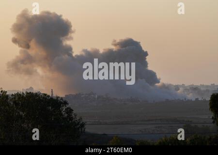 Süd-Israel, Israel. November 2023. Eine israelische Bombe, die am 7. November 2023 im Gazastreifen explodierte, aus dem Inneren Israels. Es ist ein Monat her, dass Hamas-Terroristen in Süd-Israel infiltriert sind, 1.400 Israelis getötet und 240 Geiseln im Gazastreifen zurückgenommen haben. Foto von Jim Hollander/UPI Credit: UPI/Alamy Live News Stockfoto