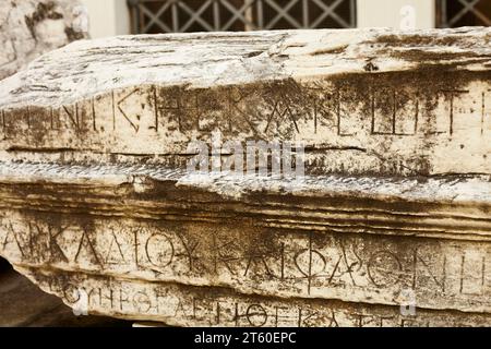 Griechische Inschrift, Briefe auf Ruinen Stockfoto