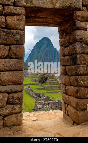 Machu Picchu Landschaft mit Inka Türrahmen, Machu Picchu Historical Sanctuary, Cusco, Peru. Stockfoto