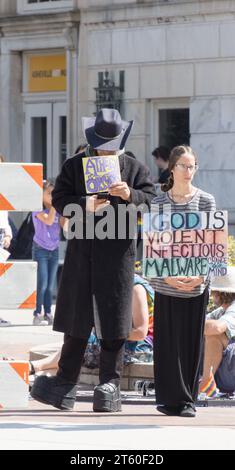 Ein Mann und eine Frau demonstrieren für Atheismus in Pack Square, Asheville North Carolina Stockfoto
