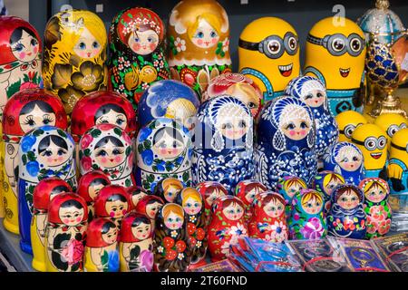 Typische Matryoschkas und moderne Puppen an einem Straßenstand in der Stadt Sankt Petersburg Stockfoto