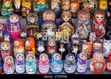 Matrioskas typisch für Russland in einem Straßenstand in der Stadt St. Petersburg Stockfoto