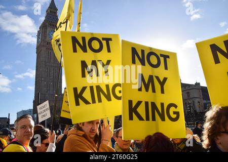 London, Großbritannien. November 2023. Die Demonstranten halten nicht die Plakate meines Königs, während die Prozession durch Westminster geht. Die Demonstranten gegen die Monarchie versammelten sich entlang der Whitehall Street und der Parliament Street, als König Karl III. Zu seiner ersten Rede im Parlament kam. Quelle: Vuk Valcic/Alamy Live News Stockfoto