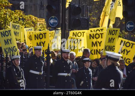 London, Großbritannien. November 2023. Die Demonstranten halten nicht die Plakate meines Königs, während die Prozession durch Westminster geht. Die Demonstranten gegen die Monarchie versammelten sich entlang der Whitehall Street und der Parliament Street, als König Karl III. Zu seiner ersten Rede im Parlament kam. Quelle: Vuk Valcic/Alamy Live News Stockfoto