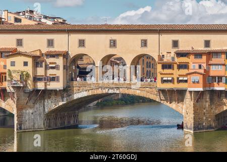 Florenz, Toskana, Italien - 21. September 2023: Ponte Vecchio, Nahaufnahme des zentralen Brückenbogens mit Touristen, Goldschmiedeläden und Arno Riv Stockfoto