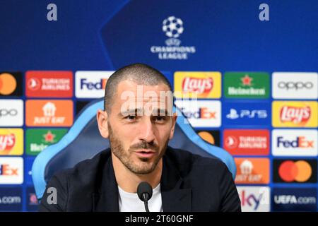 Neapel, Italien. November 2023. Fußball: Champions League, 1. FC Union Berlin, Pressekonferenz im Stadio Diego Armando Maradona. Leonardo Bonucci spricht mit Medienvertretern. Quelle: Matthias Koch/dpa/Alamy Live News Stockfoto