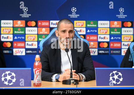 Neapel, Italien. November 2023. Fußball: Champions League, 1. FC Union Berlin, Pressekonferenz im Stadio Diego Armando Maradona. Der Gewerkschaftsspieler Leonardo Bonucci spricht mit Medienvertretern. Quelle: Matthias Koch/dpa/Alamy Live News Stockfoto