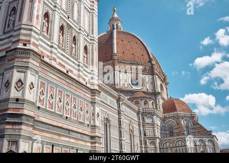 Brunelleschis Kuppel der Kathedrale Santa Maria del Fiore, links ein Detail von Giottos Glockenturm in Florenz Stockfoto