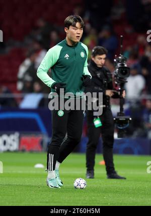 Celtic's Oh Hyeon-Gyu wärmt sich vor dem Auftakt vor dem Spiel der UEFA Champions League Gruppe E im Estadio Metropolitano in Madrid auf. Bilddatum: Dienstag, 7. November 2023. Stockfoto