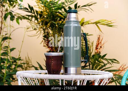 Thermos und Calabash Mate Tasse mit Stroh. Yerba Mate Teeaufguss, traditionelles südamerikanisches Heißgetränk. Stockfoto