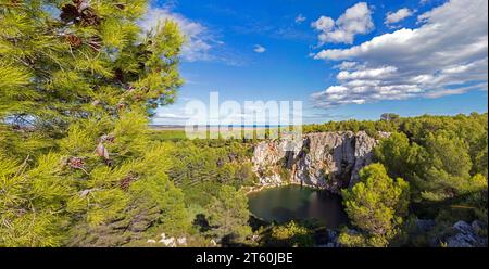 Der Gouffre de l'Oeil Doux im La Clape Massiv in der Nähe von Narbonne, Aude, Occitanie Frankreich Stockfoto