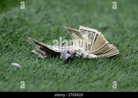 Mailand, Italien. November 2023. Gefälschtes Geld mit einem Bild des ehemaligen Torhüters des AC Mailand Gianluigi Donnarumma von PSG vor dem Spiel der UEFA Champions League in Giuseppe Meazza, Mailand. Der Bildnachweis sollte lauten: Jonathan Moscrop/Sportimage Credit: Sportimage Ltd/Alamy Live News Stockfoto