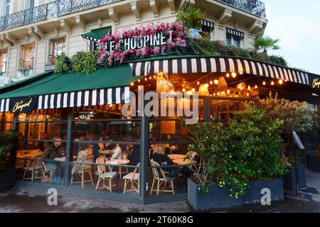 Paris, Frankreich-05. November 2023 : Le Choupinet ist ein traditionelles französisches Café im 6. Arrondissement von Paris. Es liegt in der Nähe des Jardin du Luxembou Stockfoto