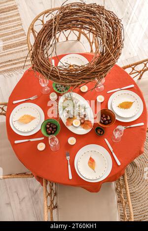 Herbsttisch mit brennenden Kerzen und trockenen Blättern Stockfoto