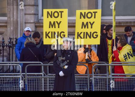 Die Demonstranten halten während der Demonstration keine Plakate und Banner meines Königs. Die Demonstranten gegen die Monarchie versammelten sich entlang der Whitehall Street und der Parliament Street, als König Karl III. Zu seiner ersten Rede im Parlament kam. (Foto: Vuk Valcic / SOPA Images/SIPA USA) Stockfoto