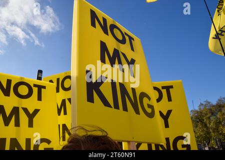 Die Demonstranten halten während der Demonstration keine Plakate meines Königs. Die Demonstranten gegen die Monarchie versammelten sich entlang der Whitehall Street und der Parliament Street, als König Karl III. Zu seiner ersten Rede im Parlament kam. (Foto: Vuk Valcic / SOPA Images/SIPA USA) Stockfoto