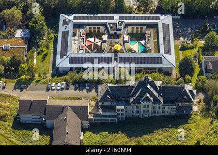 Luftaufnahme, Pflegeheim St.. Franziskus-Haus und das baufällige ehemalige Altenheim Trockenbrück, Lennestadt, Sauerland, Nordrhein-Westfalen Stockfoto