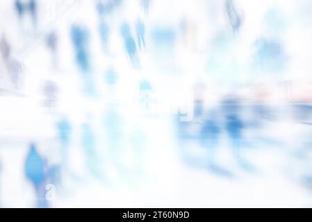 Unscharfe abstrakte Menschen in bewegtem Hintergrund, unerkennbare Silhouetten von Menschen, die auf einer Straße laufen Stockfoto