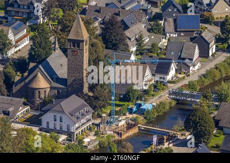 Aus der Vogelperspektive, St.. Jodokuskirche, Baustelle an der Lenne, Saalhausen, Lennestadt, Sauerland, Nordrhein-Westfalen, Deutschland, Ort des Arbeitsauftrags Stockfoto