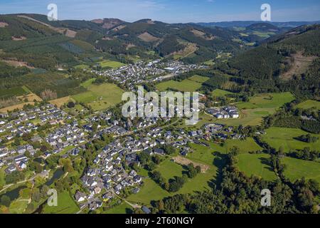 Aus der Vogelperspektive, Blick auf Saalhausen, Waldgebiet mit Waldschäden, St.. Jodokuskirche, Baustelle an der Lenne, Saalhausen, Lennes Stockfoto