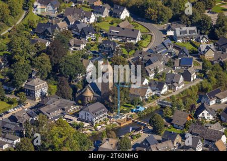 Aus der Vogelperspektive, St.. Jodokuskirche, Baustelle an der Lenne, Saalhausen, Lennestadt, Sauerland, Nordrhein-Westfalen, Deutschland, Ort des Arbeitsauftrags Stockfoto