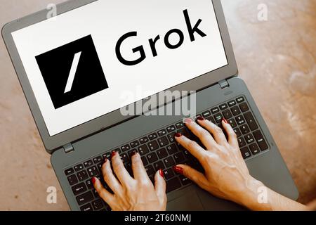 In dieser Abbildung wird das XAI Grok Logo auf einem Laptop-Bildschirm angezeigt. Stockfoto
