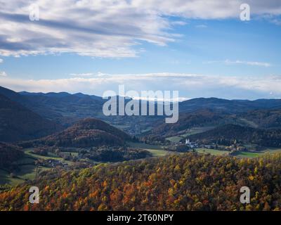 Panoramablick vom Peilstein über bewaldete Hügel, Täler und ferne Berge in Niederösterreich. Stockfoto